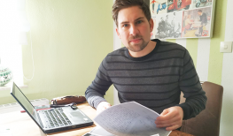 Gemeinderat &amp; Lehrer Sebastian Lankes sitzt im Home Office und bereitet die Lernunterlagen vor