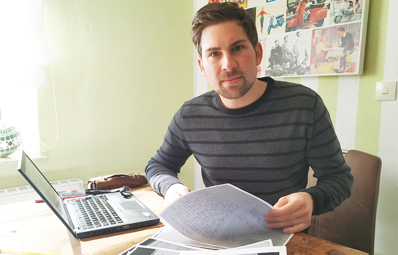 AB_780x500_Stadt_Lankes_Homelearning Gemeinderat & Lehrer Sebastian Lankes sitzt im Home Office und bereitet die Lernunterlagen vor